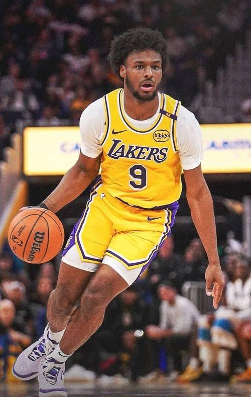 球员表现抢眼，篮球联赛成为球迷关注焦点的简单介绍