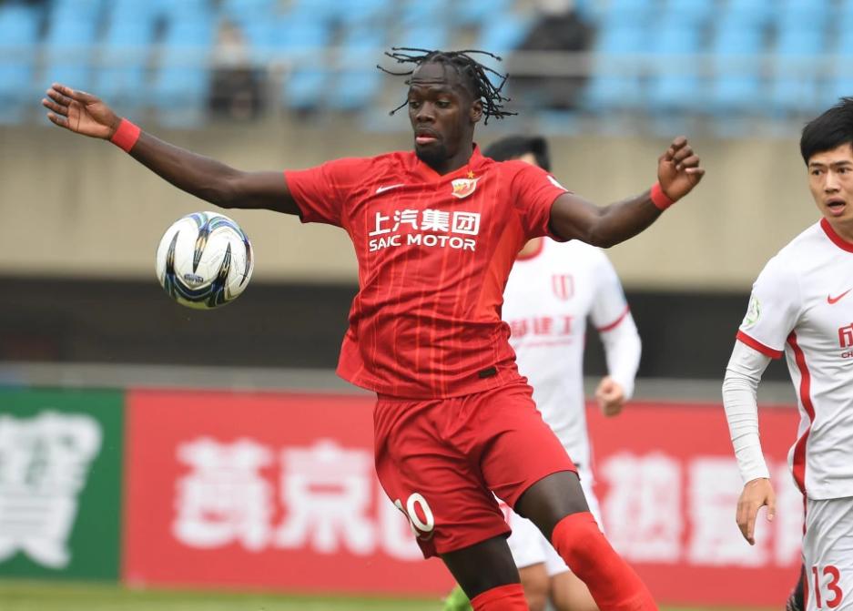 炮击门柱：上港前锋射门击中门柱险些得分！的简单介绍