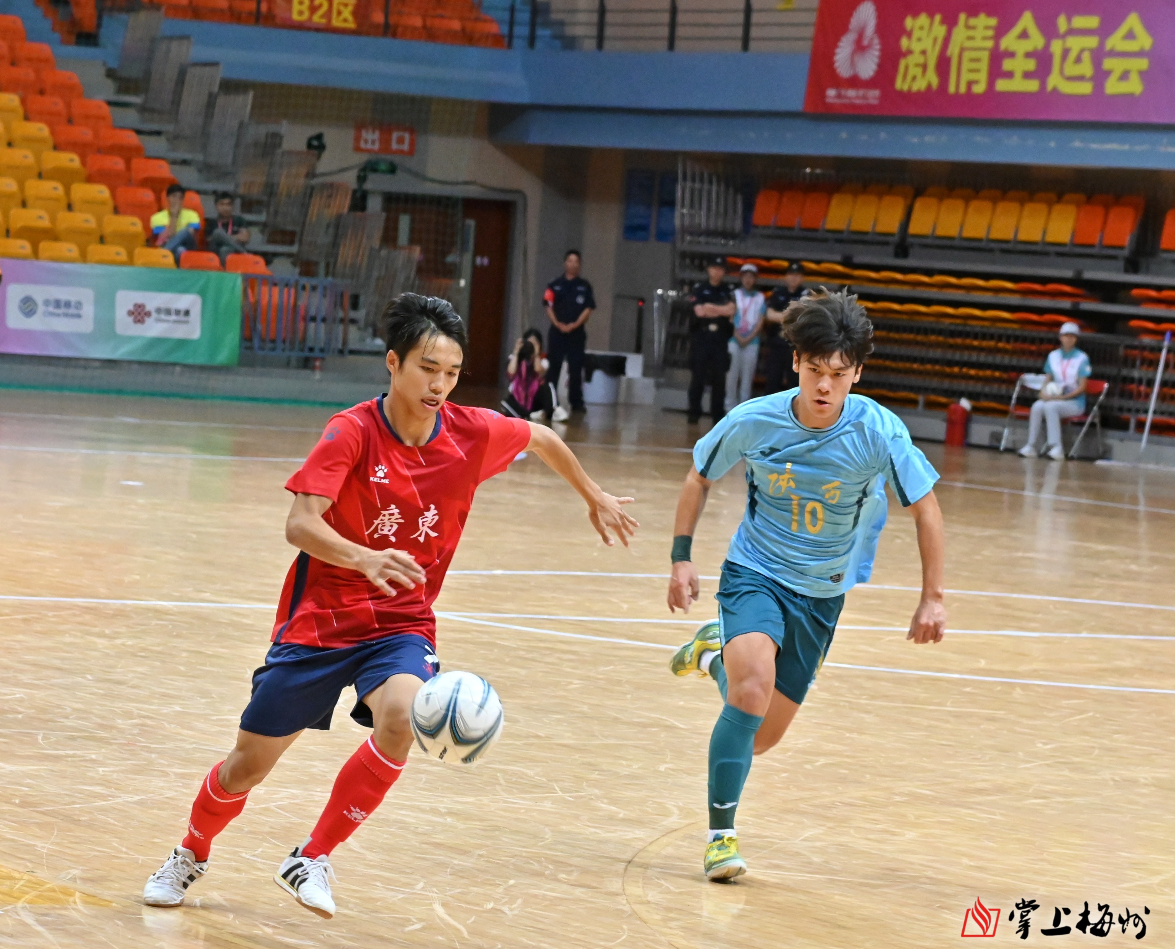 足球比赛中球队一个接一个地取得进球