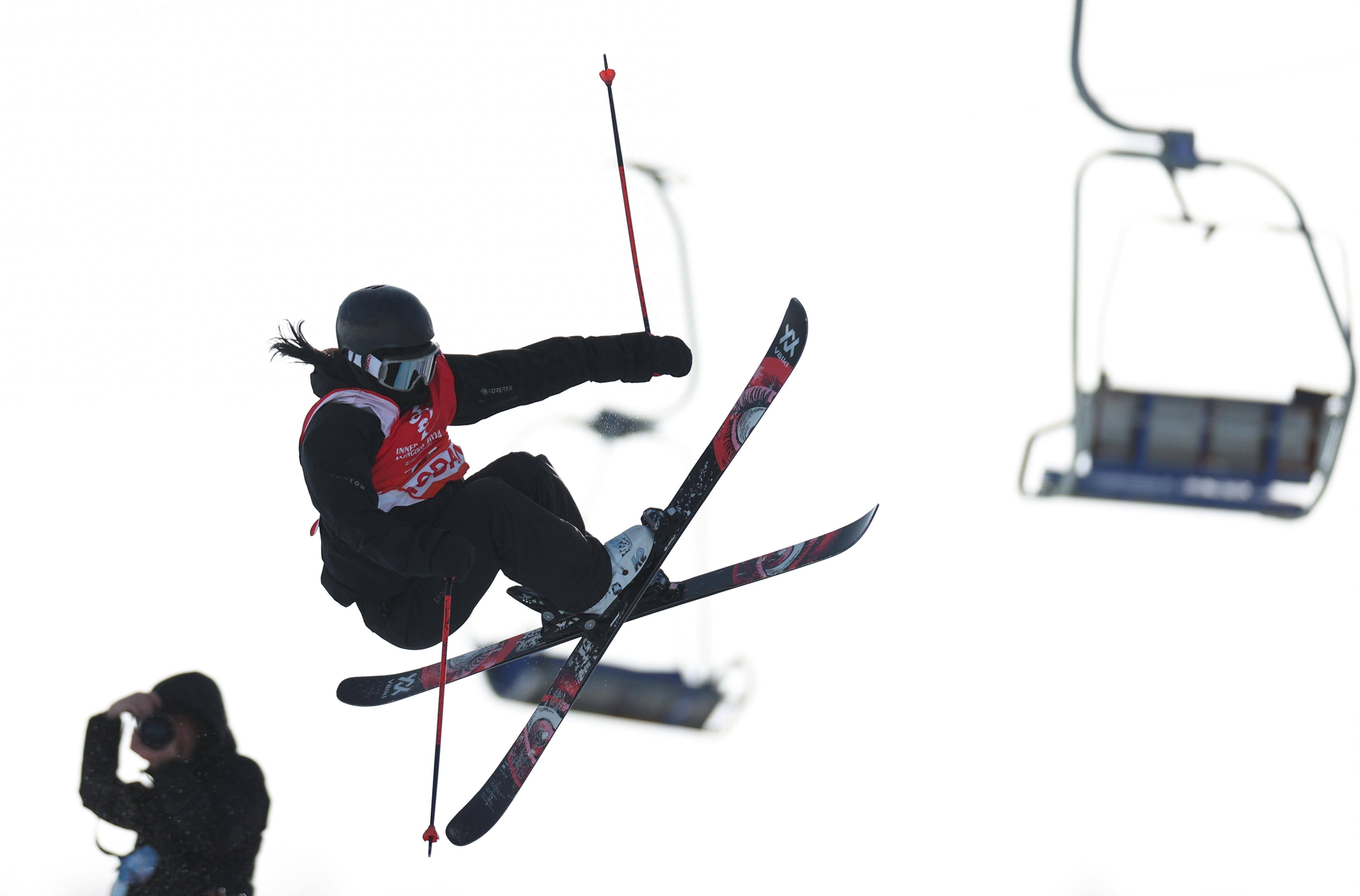 滑雪比赛场上紧张刺激，观众尖叫