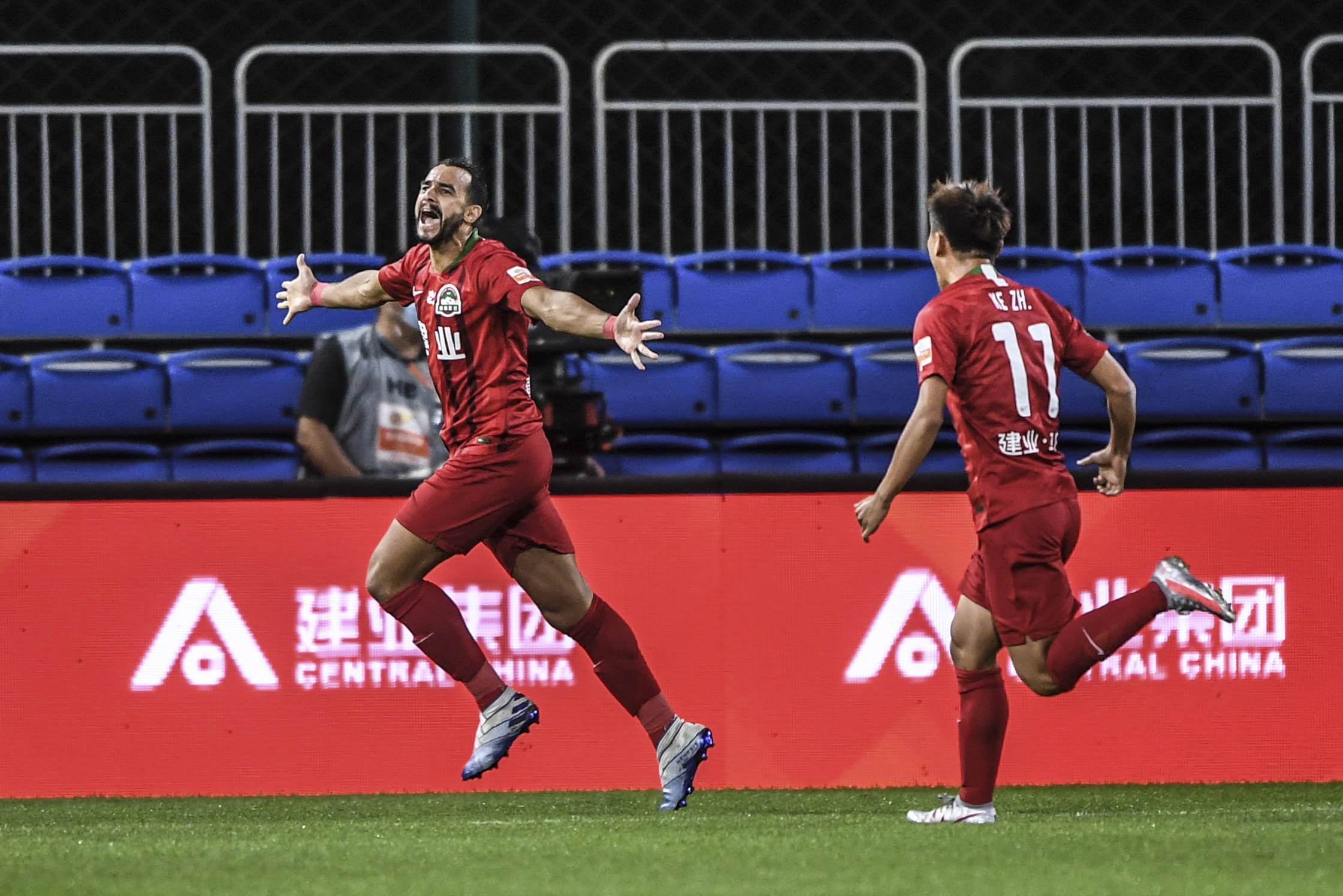 建业球员聚焦训练，严格要求自己