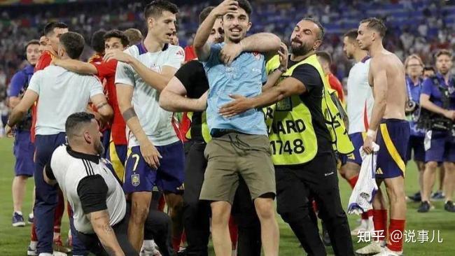 英格兰球队在西班牙友谊赛中战胜对手