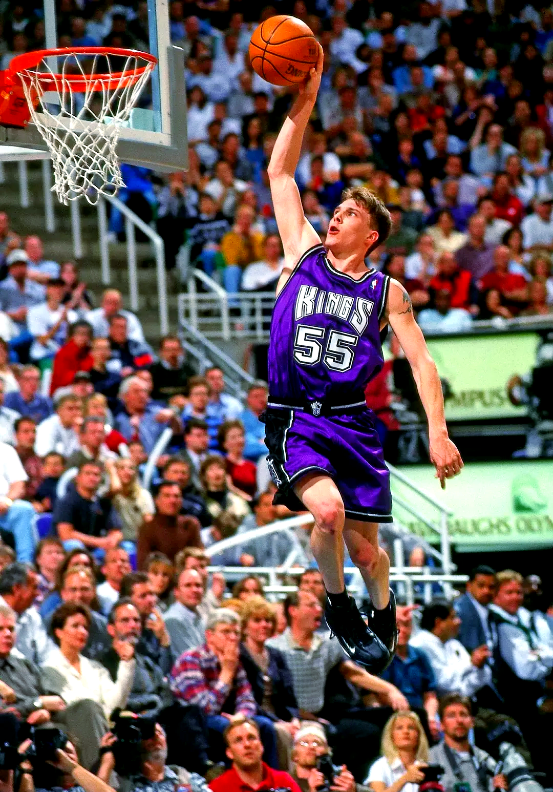 -本周末篮球场上再掀热潮，球员们全力以赴的简单介绍