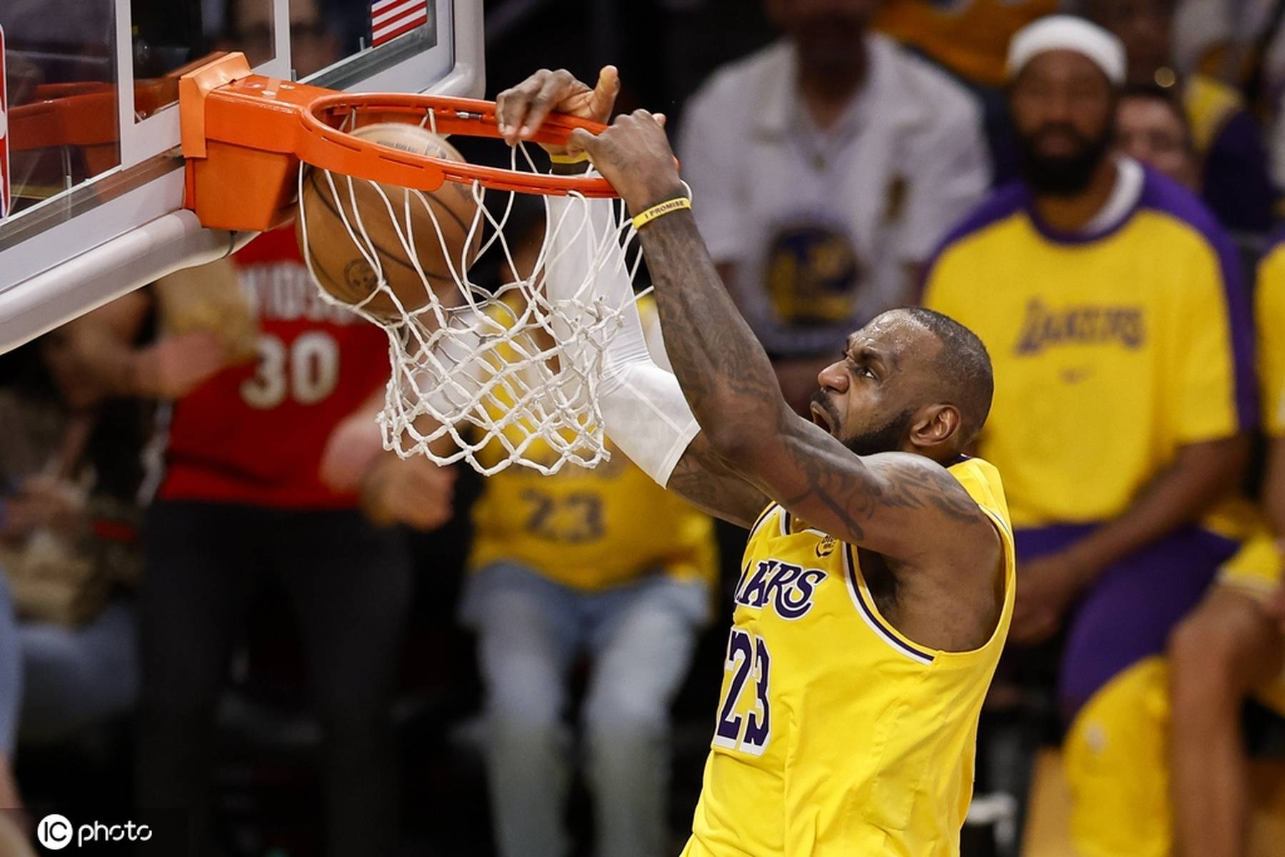 勇士主场力克湖人，取得激动人心的胜利