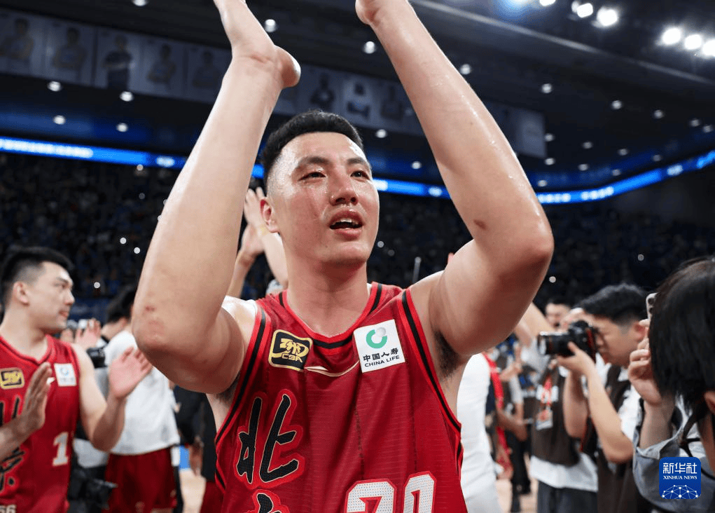 北京首钢再度夺得胜利，独占鳌头