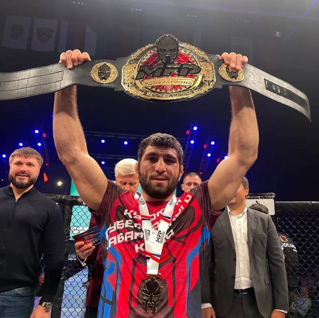 俄罗斯拳击选手技高一筹夺冠