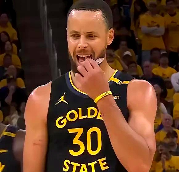 勇士主场战火箭三节落后